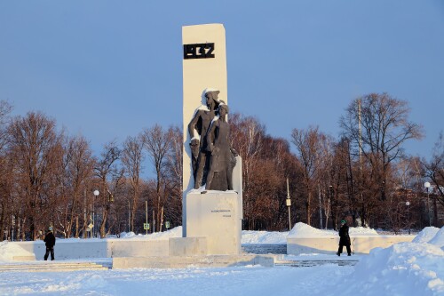 pamjatnik_pervostroiteljam9422.jpg